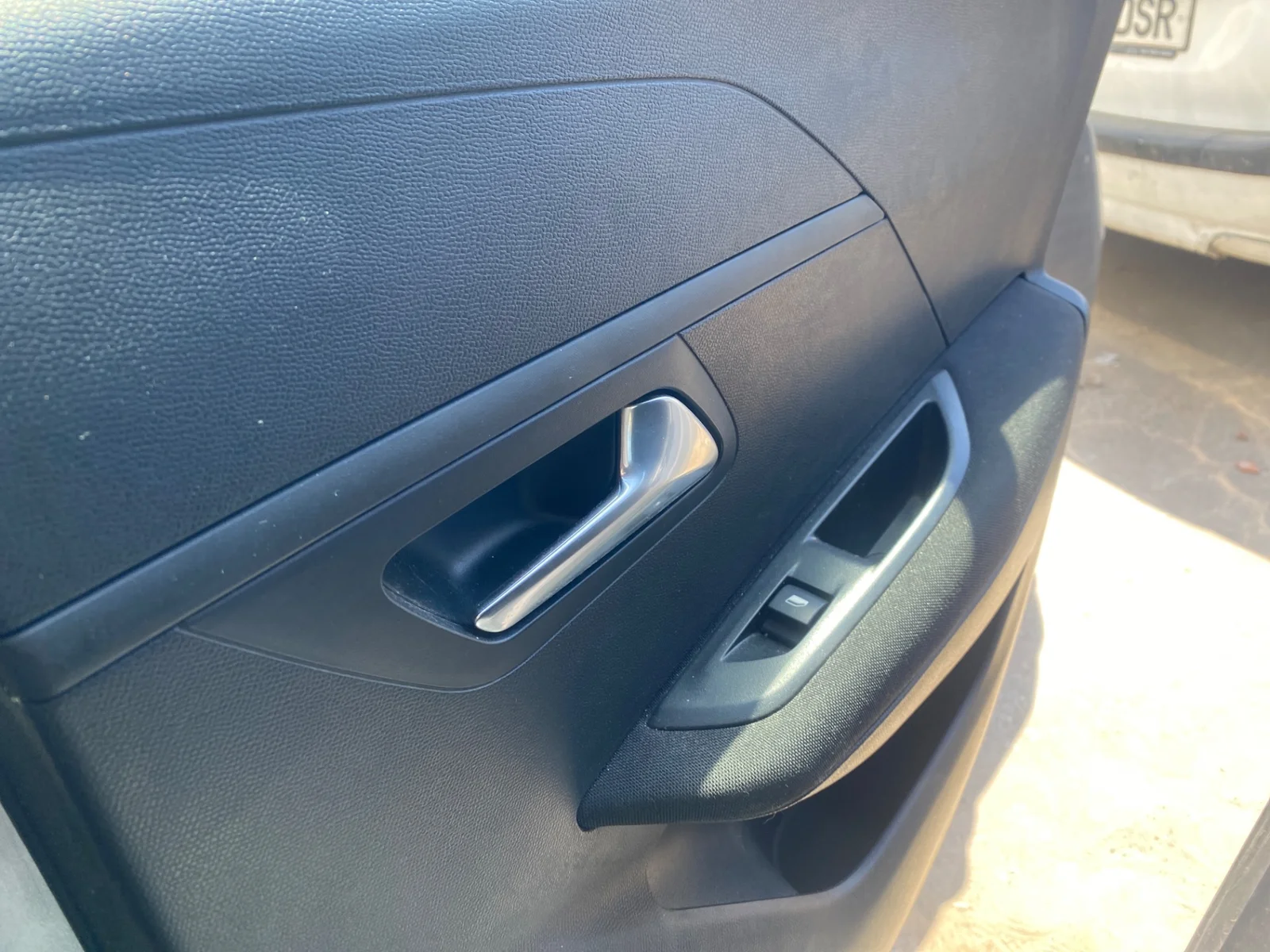 Foto de MANETA INTERIOR TRASERA DERECHA PEUGEOT 208 (P2) 1.2 PureTech (74 CV / 55 KW)
