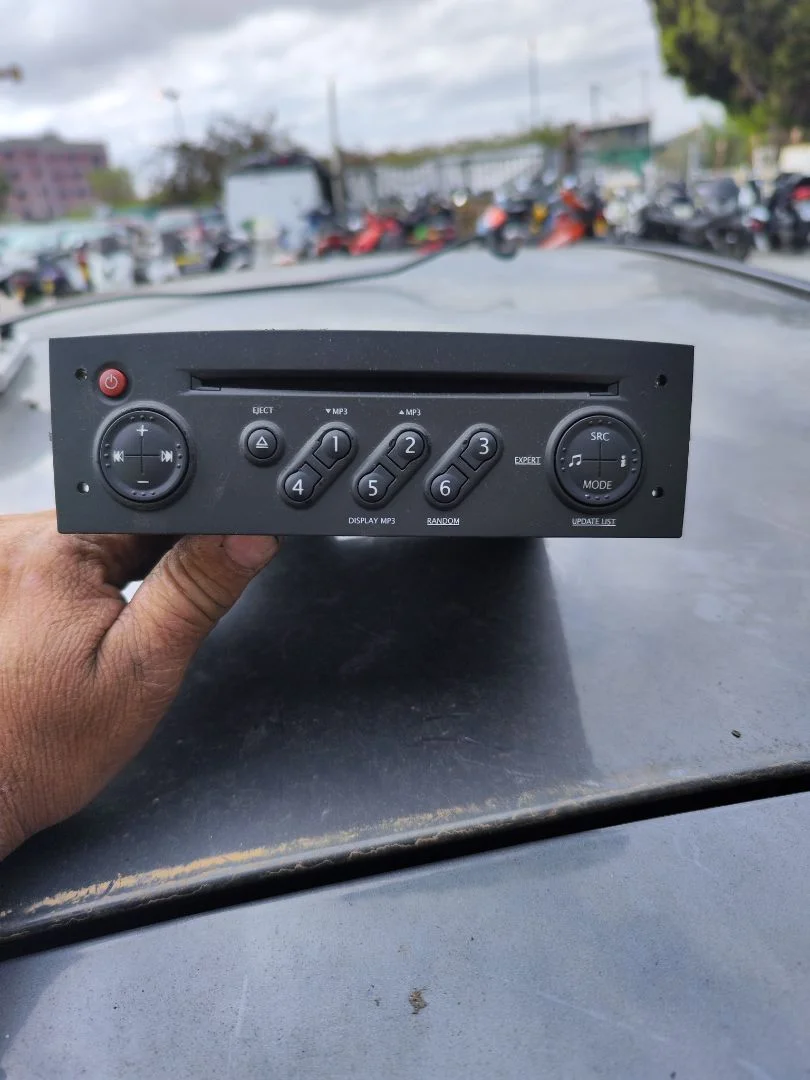 Foto de SISTEMA AUDIO / RADIO CD RENAULT CLIO III 1.2 16V (75 CV / 55 KW)