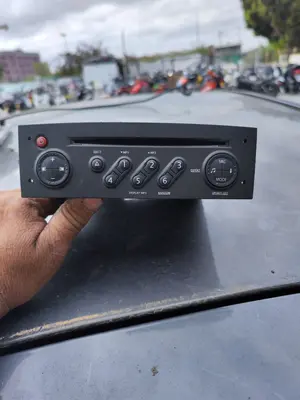 Foto de SISTEMA AUDIO / RADIO CD RENAULT CLIO III 1.2 16V (75 CV / 55 KW)