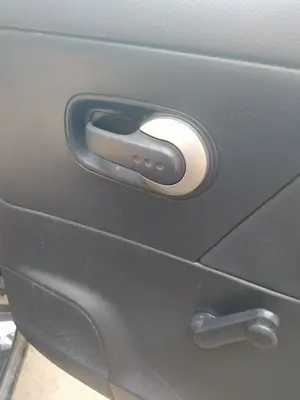 Foto de MANETA INTERIOR TRASERA DERECHA NISSAN NOTE (E11E) 1.4 CAT (88 CV / 65 KW)