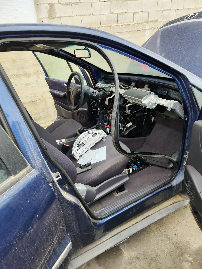 Foto de GOMAS CONTORNO PUERTA MERCEDES-BENZ CLASE A (BM 168) 1.4 CAT (82 CV / 60 KW)