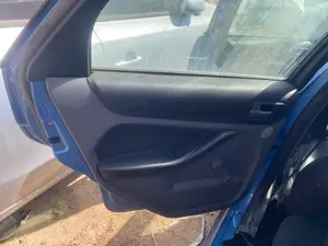 Foto de GUARNECIDO PUERTA TRASERA IZQUIERDA FORD FOCUS BERLINA (CB4) 1.6 TDCi CAT (109 CV / 80 KW) referencia 1715855