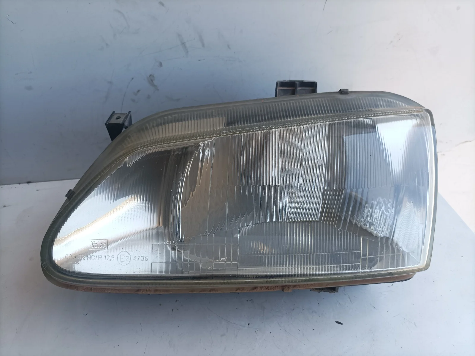 Foto de FARO IZQUIERDO RENAULT MEGANE I FASE 2 BERLINA (BA0) 1.9 Diesel (64 CV / 47 KW) referencia 7701040682