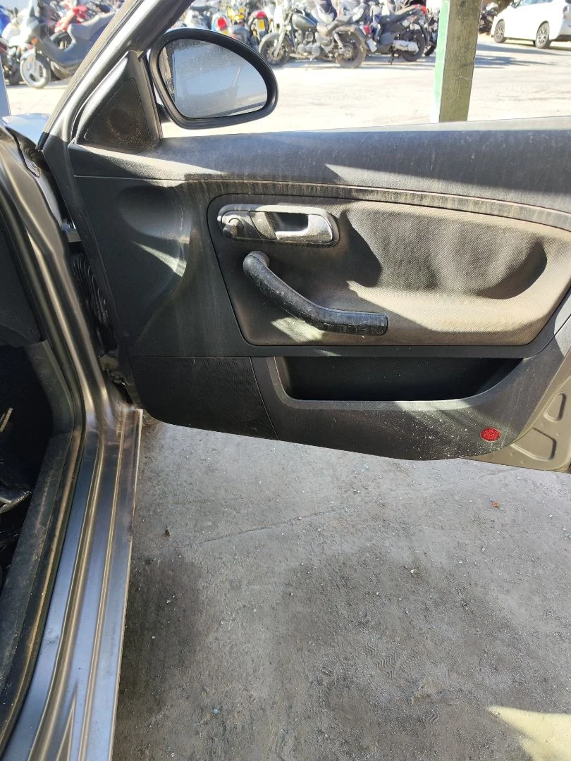 Foto de GUARNECIDO PUERTA DELANTERA DERECHA SEAT IBIZA (6L1) 1.9 TDI (101 CV / 74 KW)