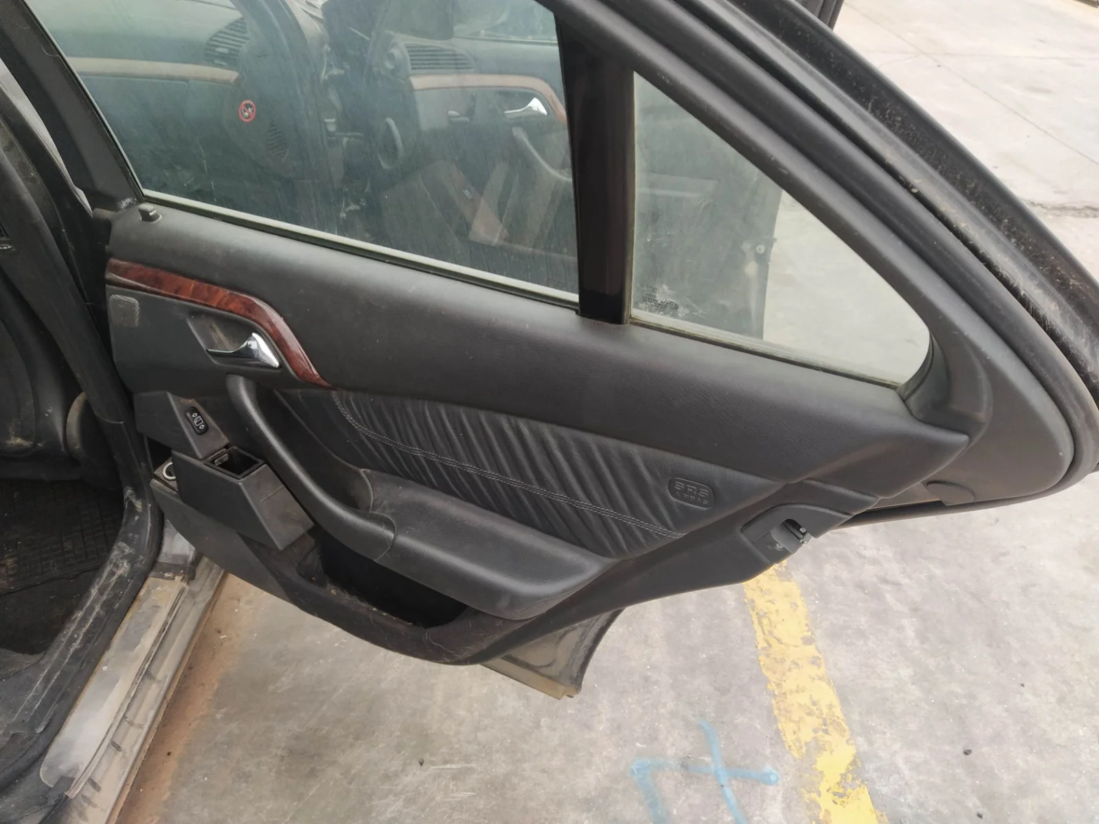 Foto de MANDO ELEVALUNAS TRASERO DERECHO MERCEDES-BENZ CLASE S (BM 220) BERLINA 3.2 CDI CAT (197 CV / 145 KW)