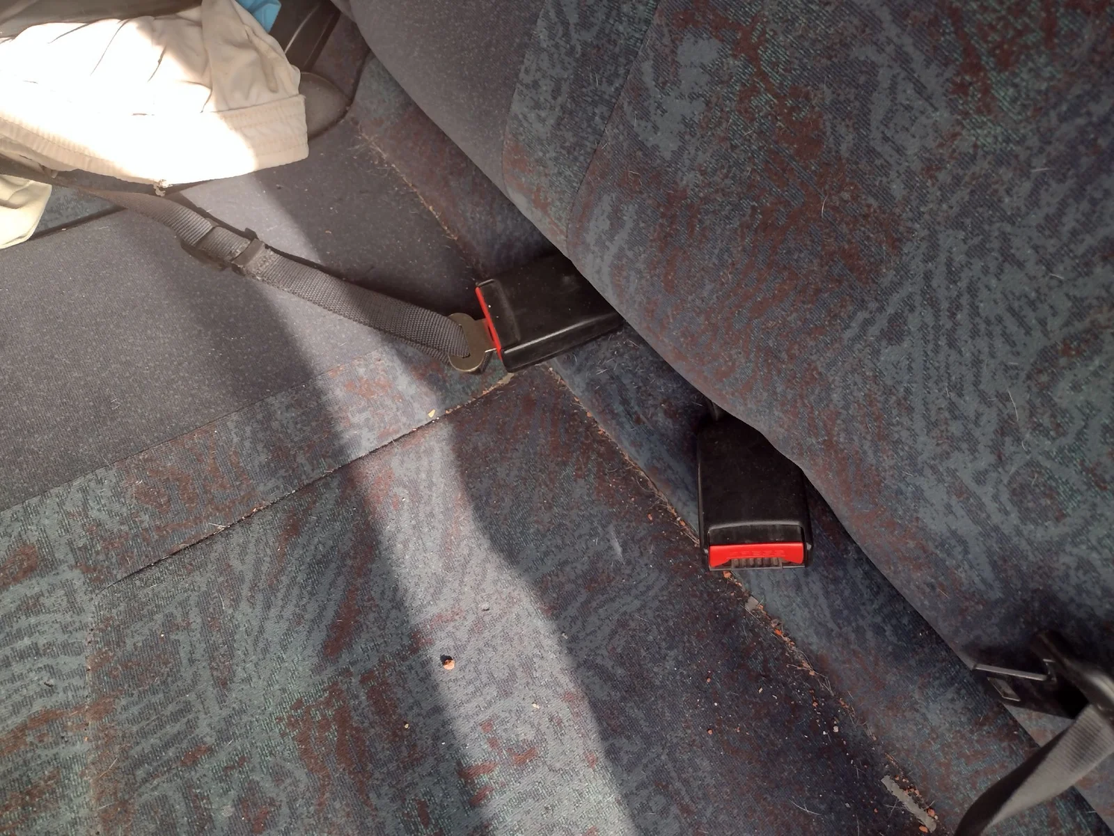 Foto de ENGANCHE CINTURON TRASERO DERECHO PEUGEOT 206 1.9 Diesel (69 CV / 51 KW)