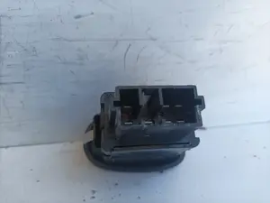 Foto de MANDO ELEVALUNAS TRASERO DERECHO PEUGEOT 406 BERLINA (S1/S2) referencia 25943 foto 2