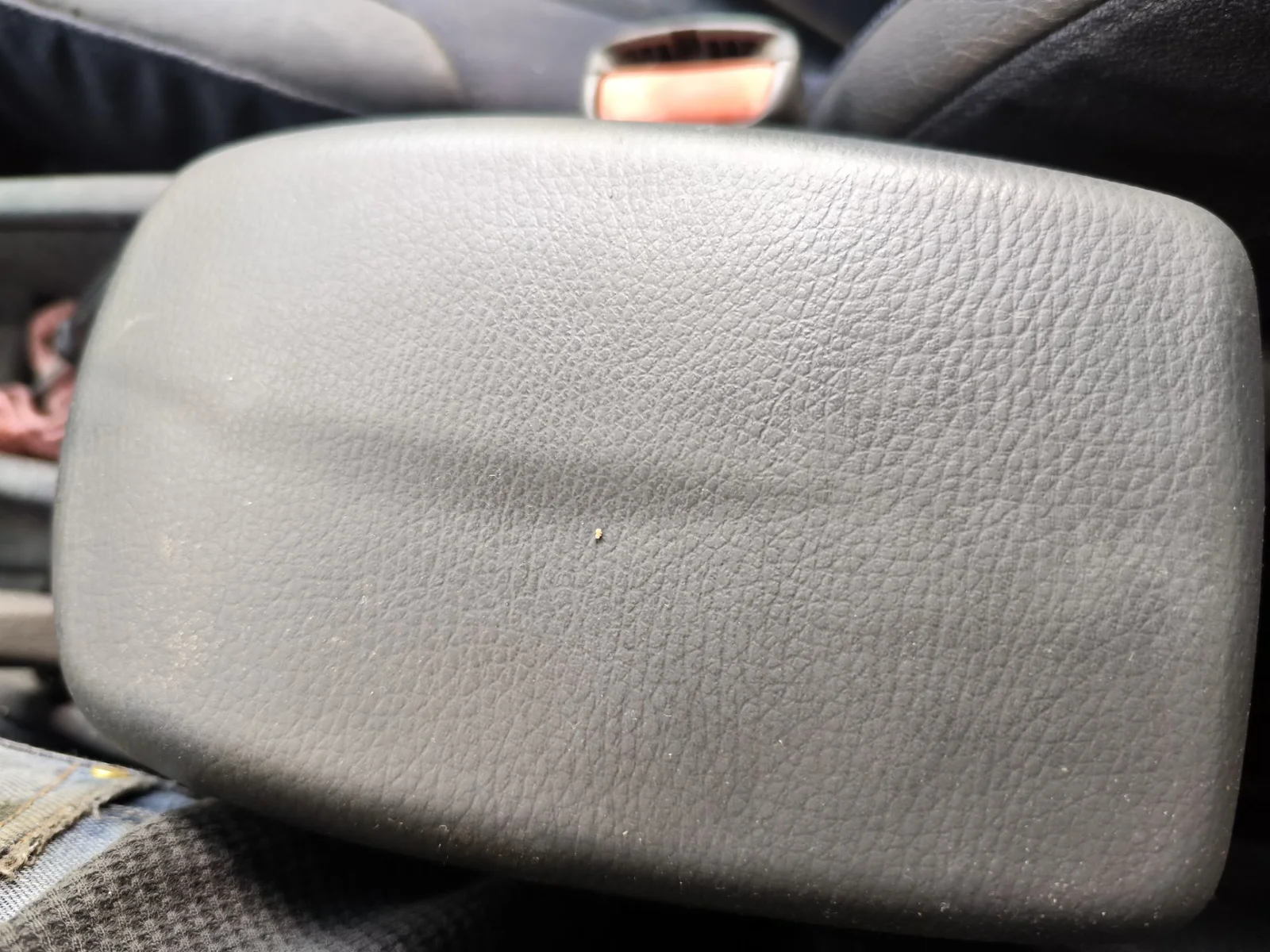 Foto de APOYABRAZOS CENTRAL VOLVO S40 BERLINA 1.9 Diesel CAT (116 CV / 85 KW)