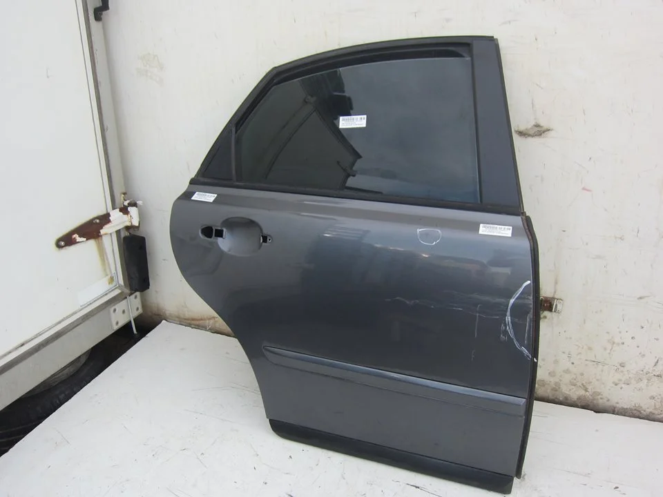 Foto de PUERTA TRASERA DERECHA VOLVO S40 BERLINA 2.5 20V Turbo CAT (220 CV / 162 KW)