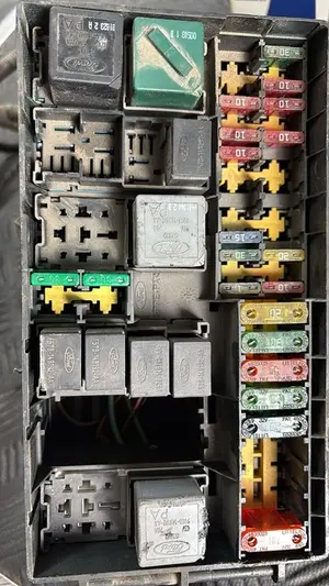 Foto de CAJA RELES / FUSIBLES FORD FOCUS BERLINA (CAK) referencia 518261300 foto 4