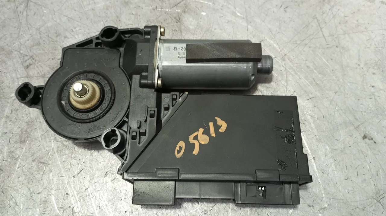 Foto de MOTOR ELEVALUNAS DELANTERO DERECHO VOLKSWAGEN PHAETON (3D2/3D8) 6.0 W12 48V CAT (BAN) (420 CV / 309 KW) referencia 3D1959702E