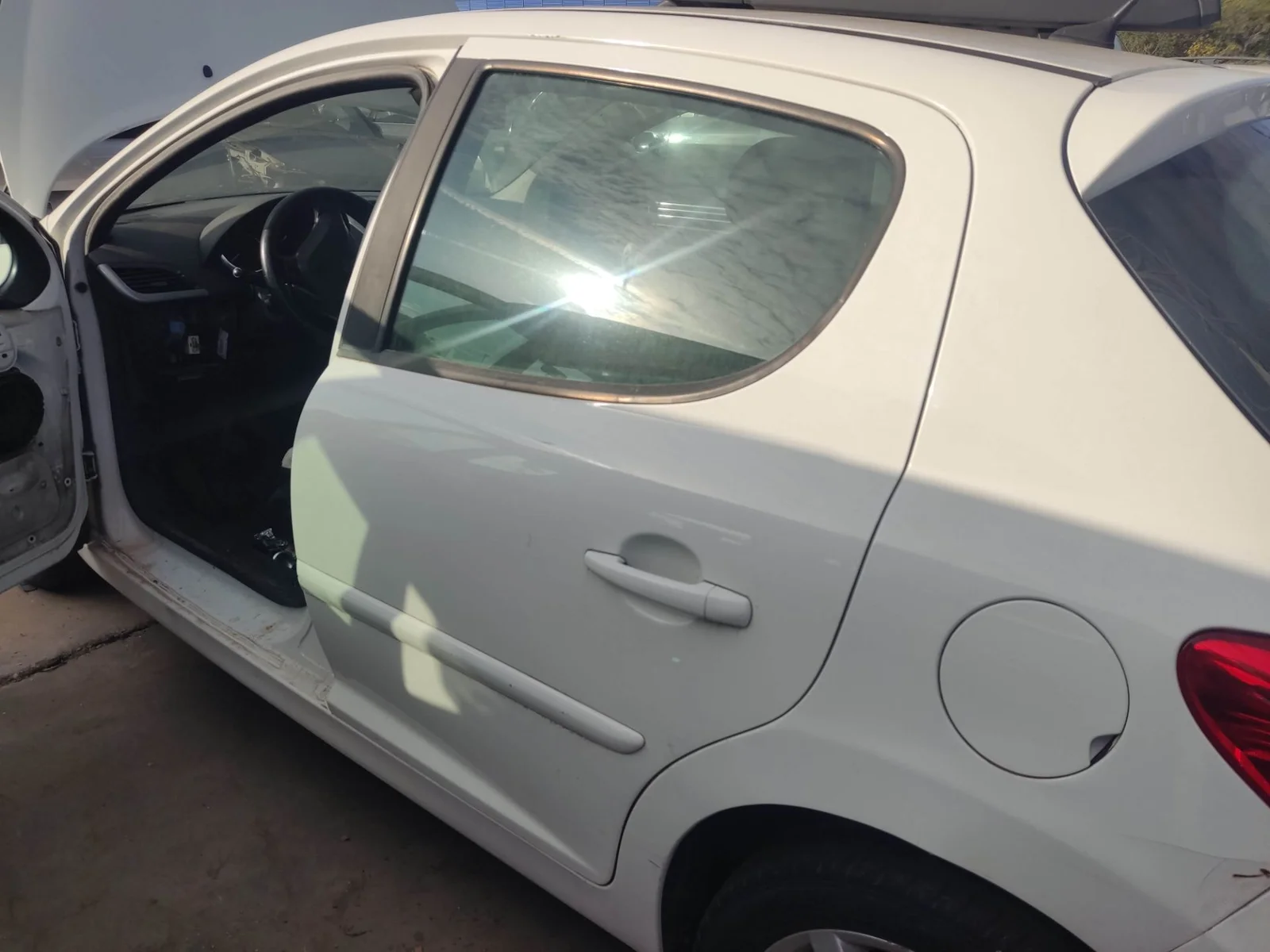 Foto de PUERTA TRASERA IZQUIERDA PEUGEOT 207 1.6 HDi FAP CAT (9HZ / DV6TED4) (109 CV / 80 KW) referencia 9006N2