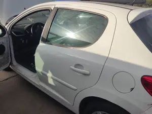 Foto de PUERTA TRASERA IZQUIERDA PEUGEOT 207 1.6 HDi FAP CAT (9HZ / DV6TED4) (109 CV / 80 KW) referencia 9006N2