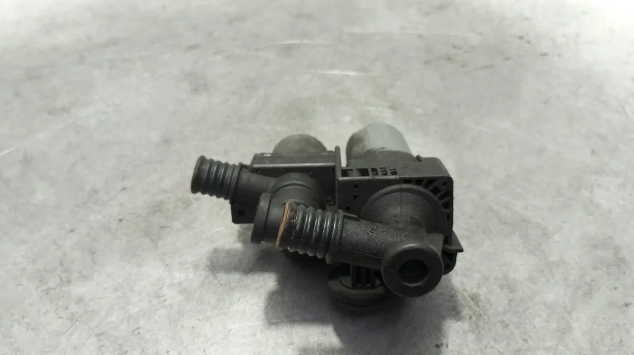 Foto de VALVULA INTERCAMBIO DE CALEFACCION BMW SERIE 3 BERLINA (E46) 2.0 16V Diesel CAT (136 CV / 100 KW) referencia 64118369807