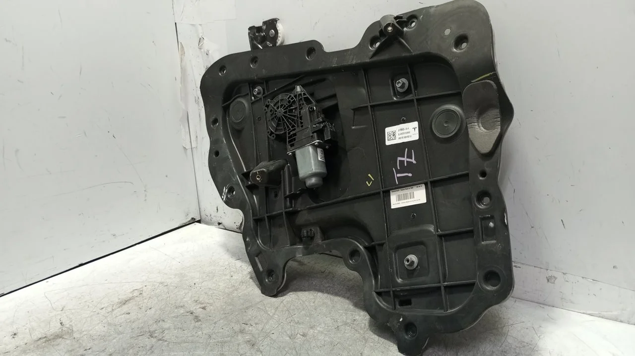 Foto de ELEVALUNAS TRASERO IZQUIERDO TESLA MODEL 3 eléctrico 258 kW (cont. 153 kW) (350 CV / 258 KW) referencia 1096622-00-K
