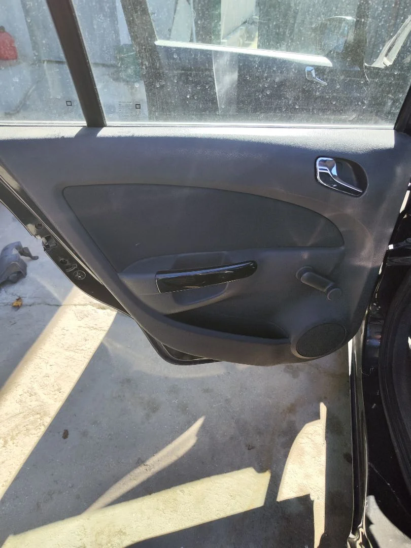 Foto de GUARNECIDO PUERTA TRASERA IZQUIERDA OPEL CORSA D 1.2 16V CAT (Z 12 XEP / LB4) (80 CV / 59 KW)