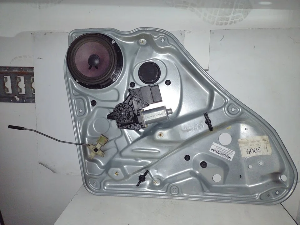 Foto de ELEVALUNAS TRASERO IZQUIERDO VOLKSWAGEN PASSAT BERLINA (3B3) 1.9 TDI (131 CV / 96 KW) referencia 3B5839755C