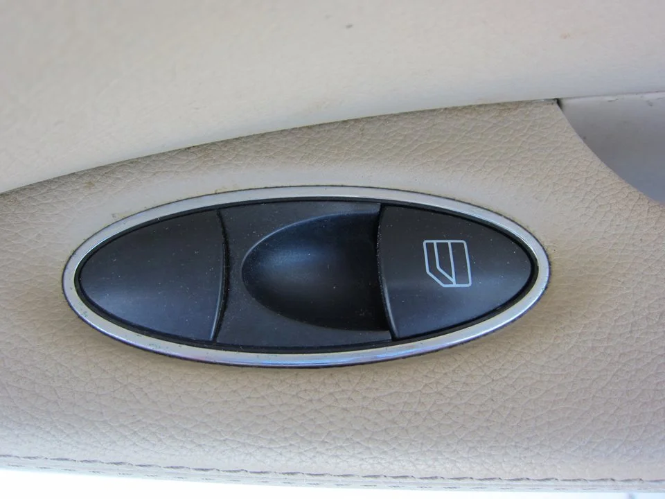 Foto de MANDO ELEVALUNAS TRASERO DERECHO MERCEDES-BENZ CLS (BM 219) 3.0 CDI CAT (224 CV / 165 KW)