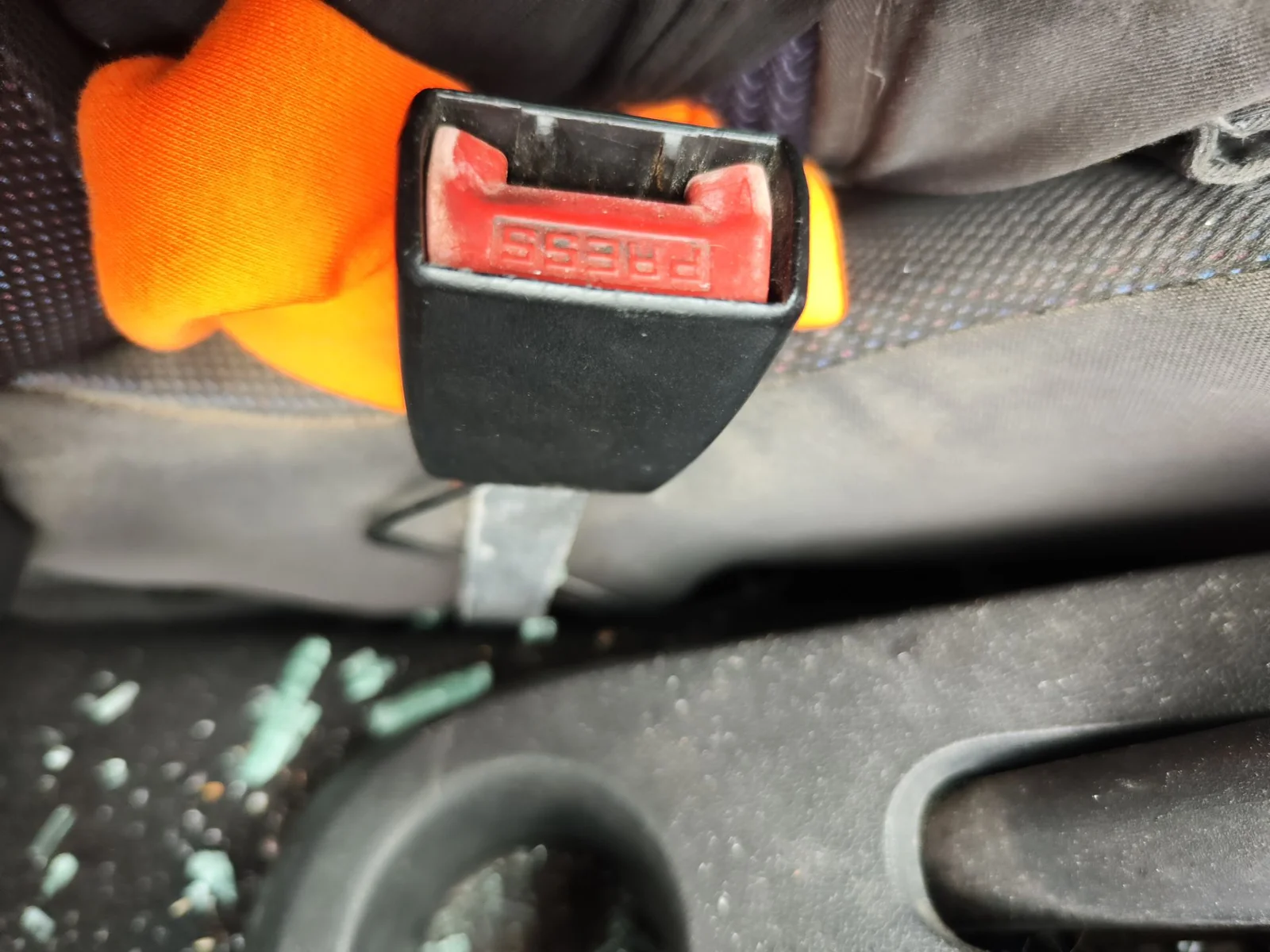 Foto de ENGANCHE CINTURON DELANTERO IZQUIERDO RENAULT CLIO III 1.5 dCi Diesel CAT (86 CV / 63 KW)