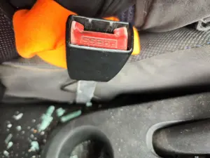 Foto de ENGANCHE CINTURON DELANTERO IZQUIERDO RENAULT CLIO III 1.5 dCi Diesel CAT (86 CV / 63 KW)