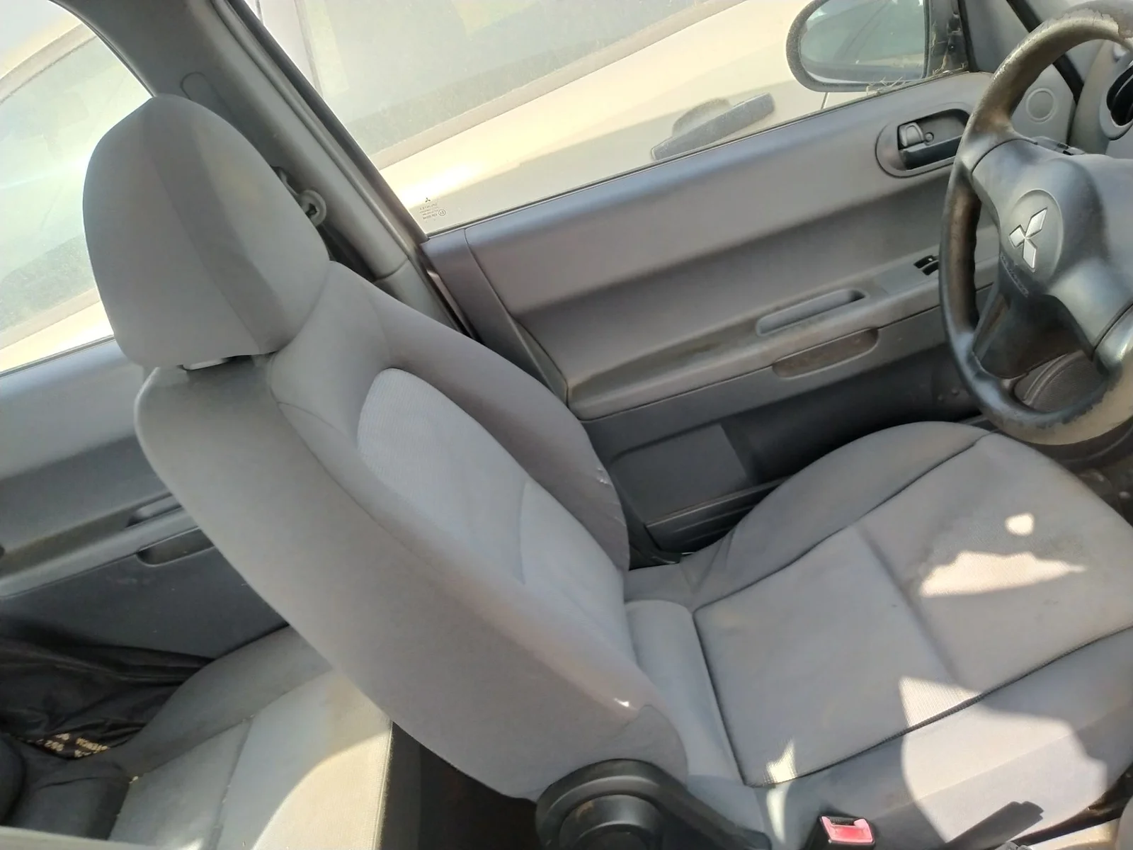 Foto de ASIENTO DELANTERO IZQUIERDO MITSUBISHI COLT CZ3 BERL. 5 (Z30A) 1.1 CAT (75 CV / 55 KW)