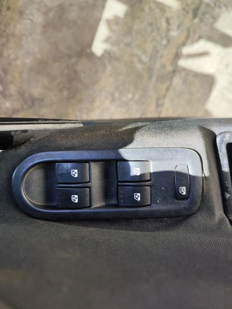 Foto de MANDO ELEVALUNAS DELANTERO IZQUIERDO RENAULT MEGANE II BERLINA 5P 1.5 dCi Diesel (101 CV / 74 KW)