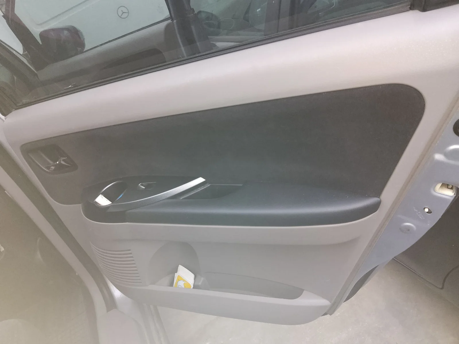 Foto de GUARNECIDO PUERTA TRASERA DERECHA MITSUBISHI GRANDIS (NA0W) 2.0 DI-D CAT (136 CV / 100 KW)