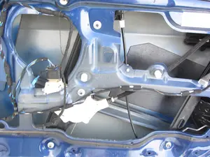 Foto de ELEVALUNAS DELANTERO DERECHO BMW SERIE 3 BERLINA (E90) 2.0 16V CAT (150 CV / 110 KW) foto 2