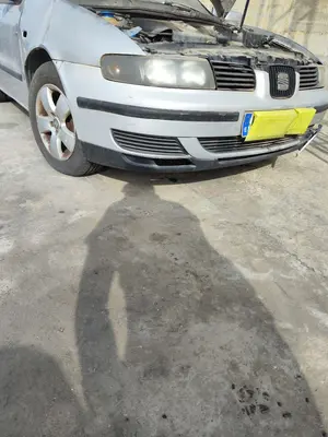 Foto de PARAGOLPES DELANTERO SEAT LEON (1M1) 1.6 (101 CV / 74 KW) foto 3