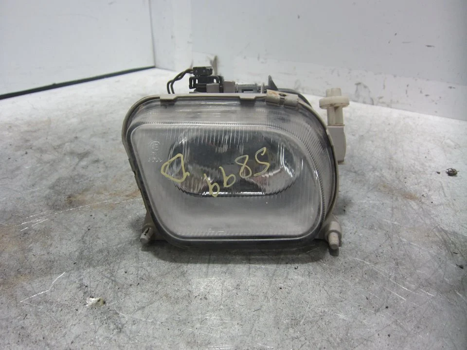 Foto de FARO ANTINIEBLA DERECHO MERCEDES-BENZ CLASE E (BM 210) BERLINA 3.0 Turbodiesel CAT (177 CV / 130 KW) referencia 0305050002