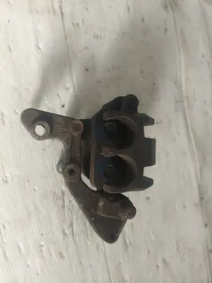 Foto de PINZA DE FRENO DELANTERA DERECHA HONDA SH 125I 125 cm3 - 9 kW (12 CV / 9 KW)