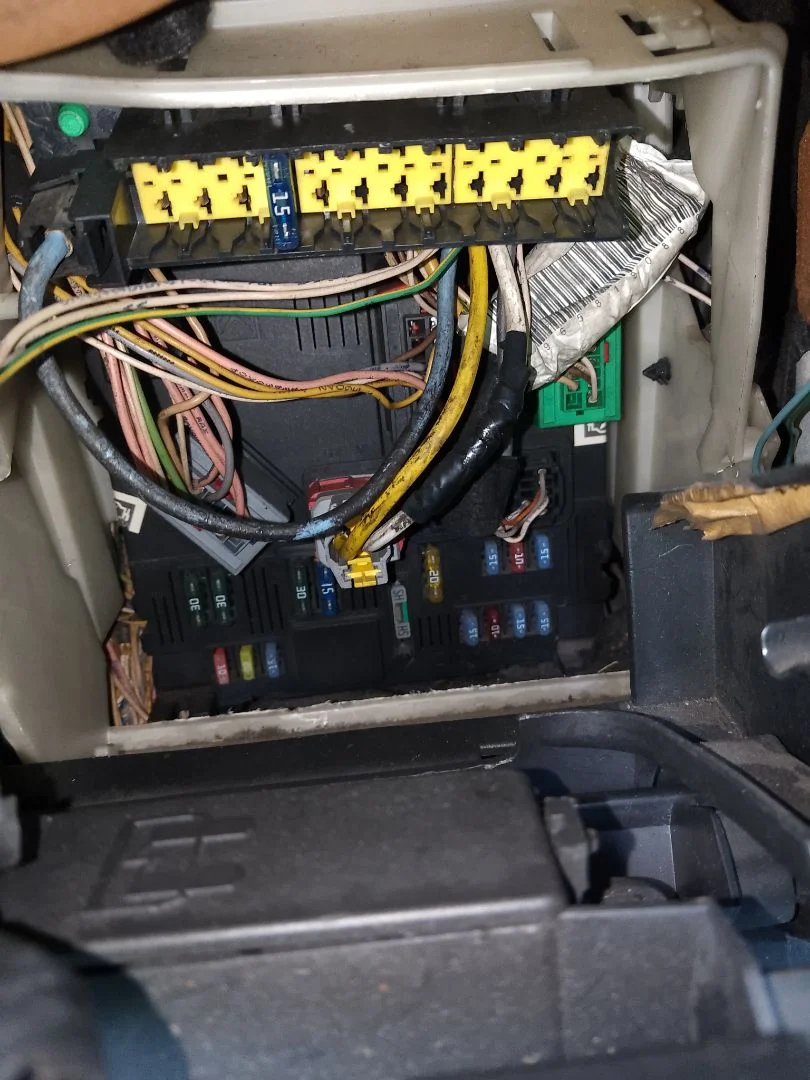 Foto de CAJA RELES / FUSIBLES PEUGEOT 407 2.0 16V HDi FAP CAT (RHR / DW10BTED4) (136 CV / 100 KW)