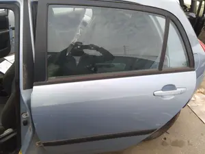 Foto de PUERTA TRASERA IZQUIERDA TOYOTA COROLLA (E12) 1.4 16V CAT (97 CV / 71 KW)