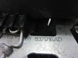 Foto de CERRADURA PUERTA DELANTERA DERECHA VOLKSWAGEN PASSAT BERLINA (3B3) referencia 3B1837016AD foto 4