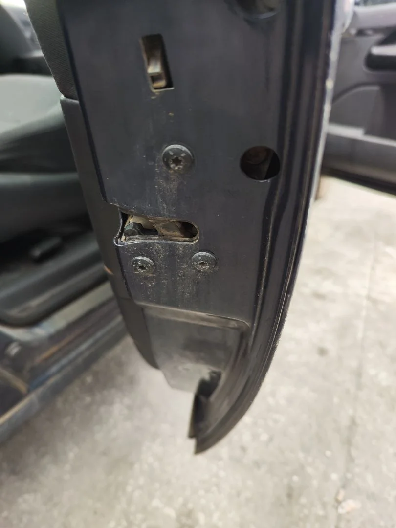 Foto de CERRADURA PUERTA TRASERA DERECHA VOLKSWAGEN SHARAN (7M6/7M9) 1.9 TDI (116 CV / 85 KW) referencia 7M3839015A