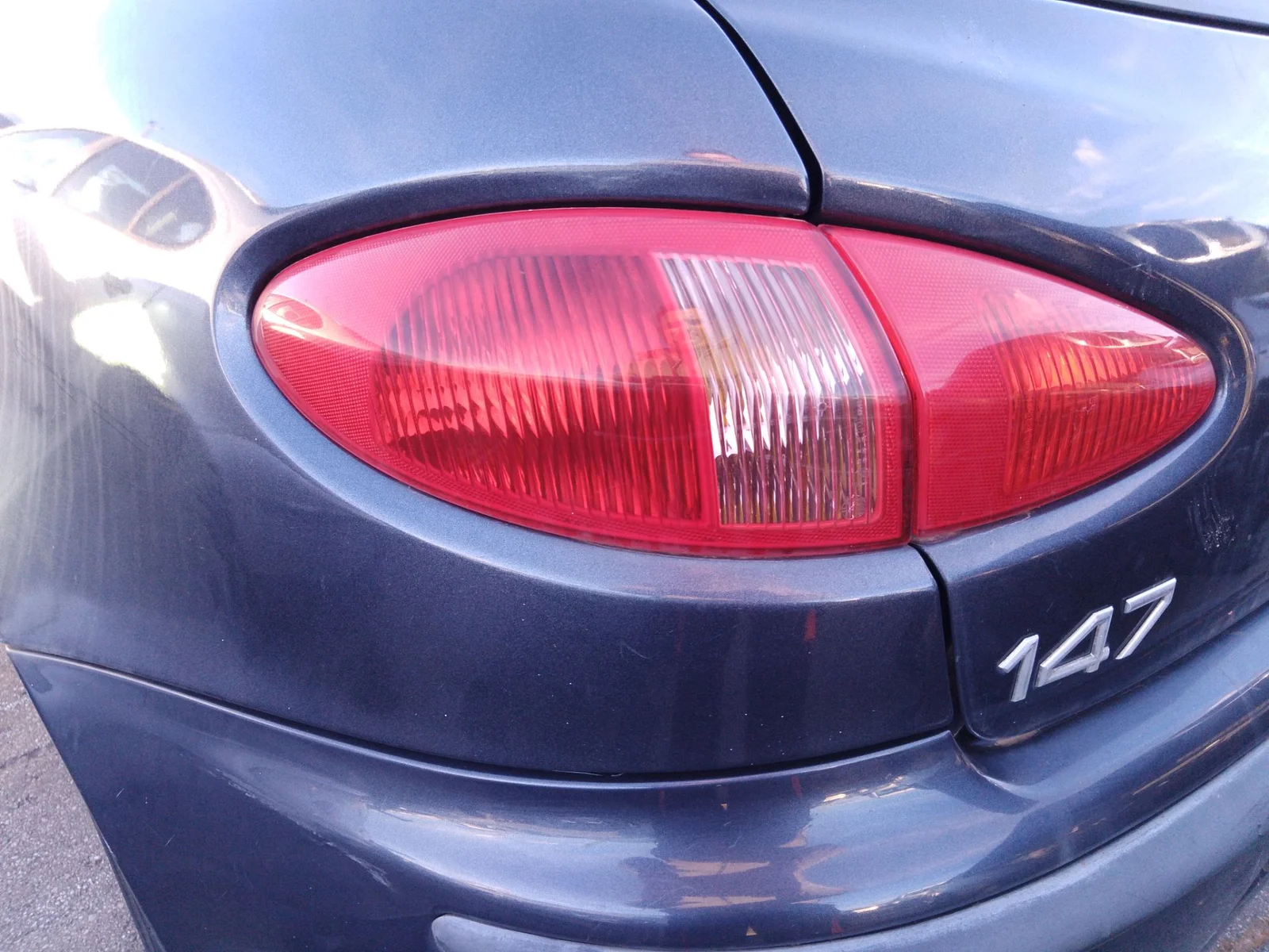 Foto de PILOTO TRASERO IZQUIERDO ALFA ROMEO 147 (190) 1.9 JTD CAT (110 CV / 81 KW)