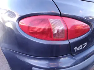Foto de PILOTO TRASERO IZQUIERDO ALFA ROMEO 147 (190) 1.9 JTD CAT (110 CV / 81 KW)