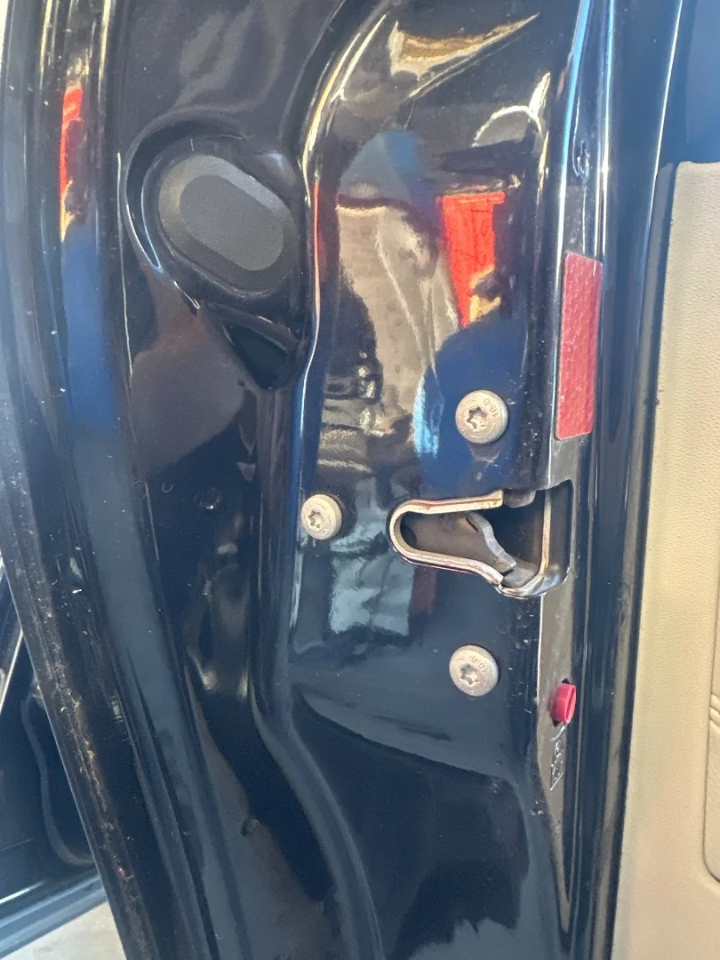 Foto de CERRADURA PUERTA TRASERA IZQUIERDA SAAB 9-3 BERLINA 1.9 TiD CAT (150 CV / 110 KW)