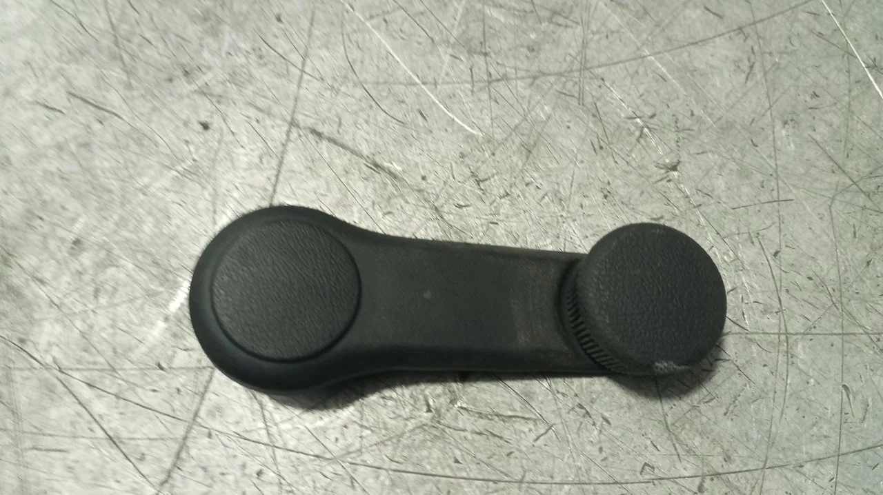 Foto de MANETA ELEVALUNAS TRASERA DERECHA HYUNDAI I20 (GB) 1.2 16V CAT (84 CV / 62 KW) referencia 826301M000
