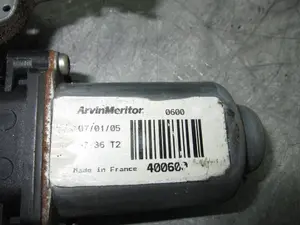 Foto de ELEVALUNAS DELANTERO DERECHO NISSAN ALMERA (N16/E) 1.8 16V CAT (116 CV / 85 KW) referencia 400600 foto 2