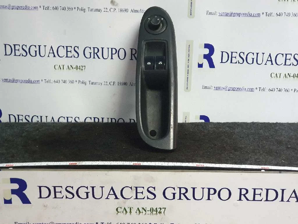 Foto de MANDO ELEVALUNAS DELANTERO IZQUIERDO RENAULT CLIO II FASE II (B/CB0) referencia 8200084008