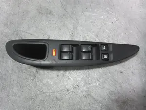 Foto de MANDO ELEVALUNAS DELANTERO IZQUIERDO NISSAN PRIMERA BERLINA (P12) 2.2 16V Turbodiesel CAT (126 CV / 93 KW) referencia 25401AV640