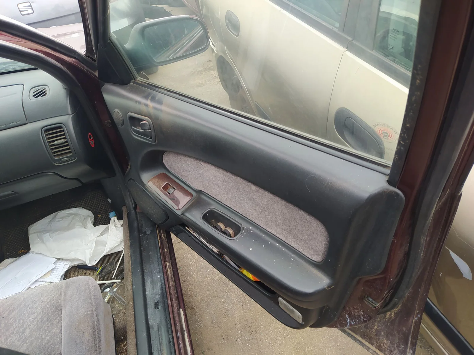 Foto de GUARNECIDO PUERTA DELANTERA DERECHA NISSAN MAXIMA QX (A32) 2.0 V6 24V CAT (140 CV / 103 KW)