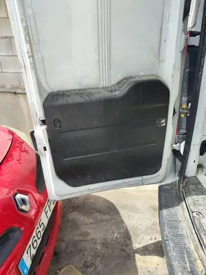 Foto de GUARNECIDO PORTON TRASERO FIAT II DOBLÒ (263) CARGO 1.6 JTDM 16V CAT (105 CV / 77 KW)