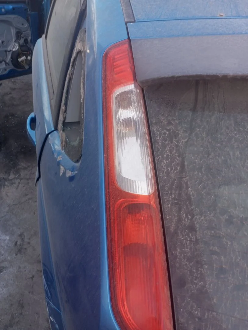 Foto de PILOTO TRASERO IZQUIERDO FORD FOCUS BERLINA (CAP) 1.6 TDCi CAT (109 CV / 80 KW)
