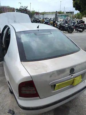 Foto de PORTON TRASERO SKODA OCTAVIA BERLINA (1U2) 1.9 TDI (90 CV / 66 KW) referencia 1U6827023 foto 3