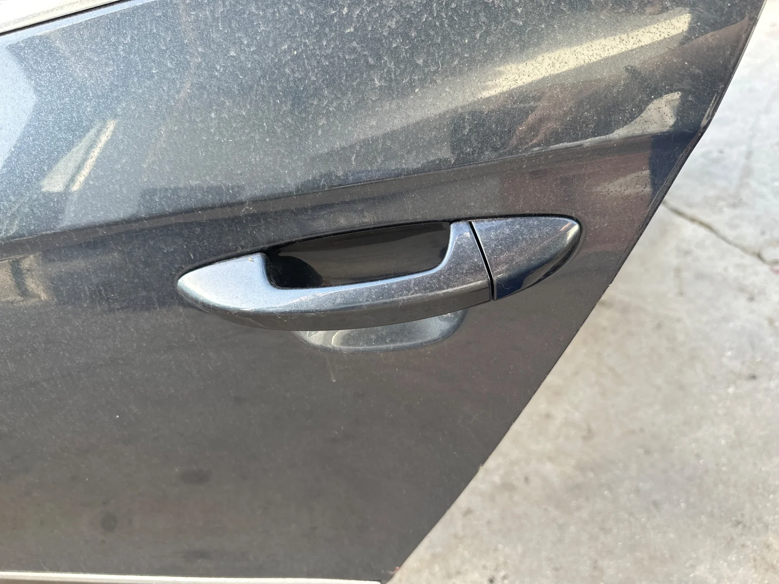 Foto de MANETA EXTERIOR TRASERA IZQUIERDA VOLKSWAGEN PASSAT BERLINA (3C2) 2.0 TDI (140 CV / 103 KW) referencia 3C0837205  FKZ
