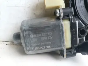 Foto de MOTOR ELEVALUNAS TRASERO IZQUIERDO AUDI A3 SEDÁN (8VM) referencia 0130822713 foto 3