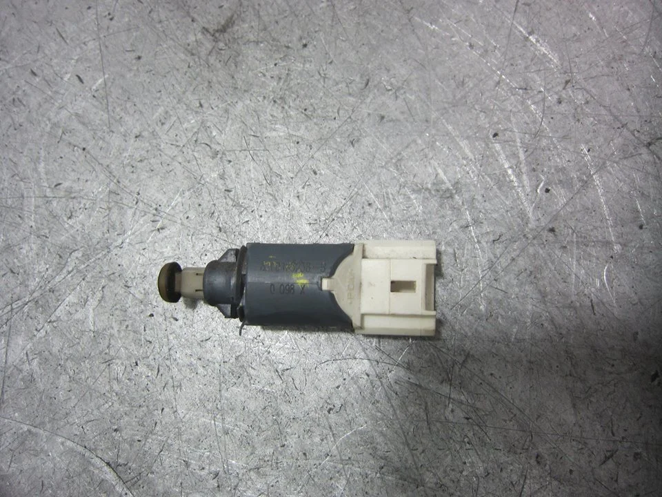 Foto de INTERRUPTOR RENAULT CLIO III 1.2 (75 CV / 55 KW) referencia 8200168238