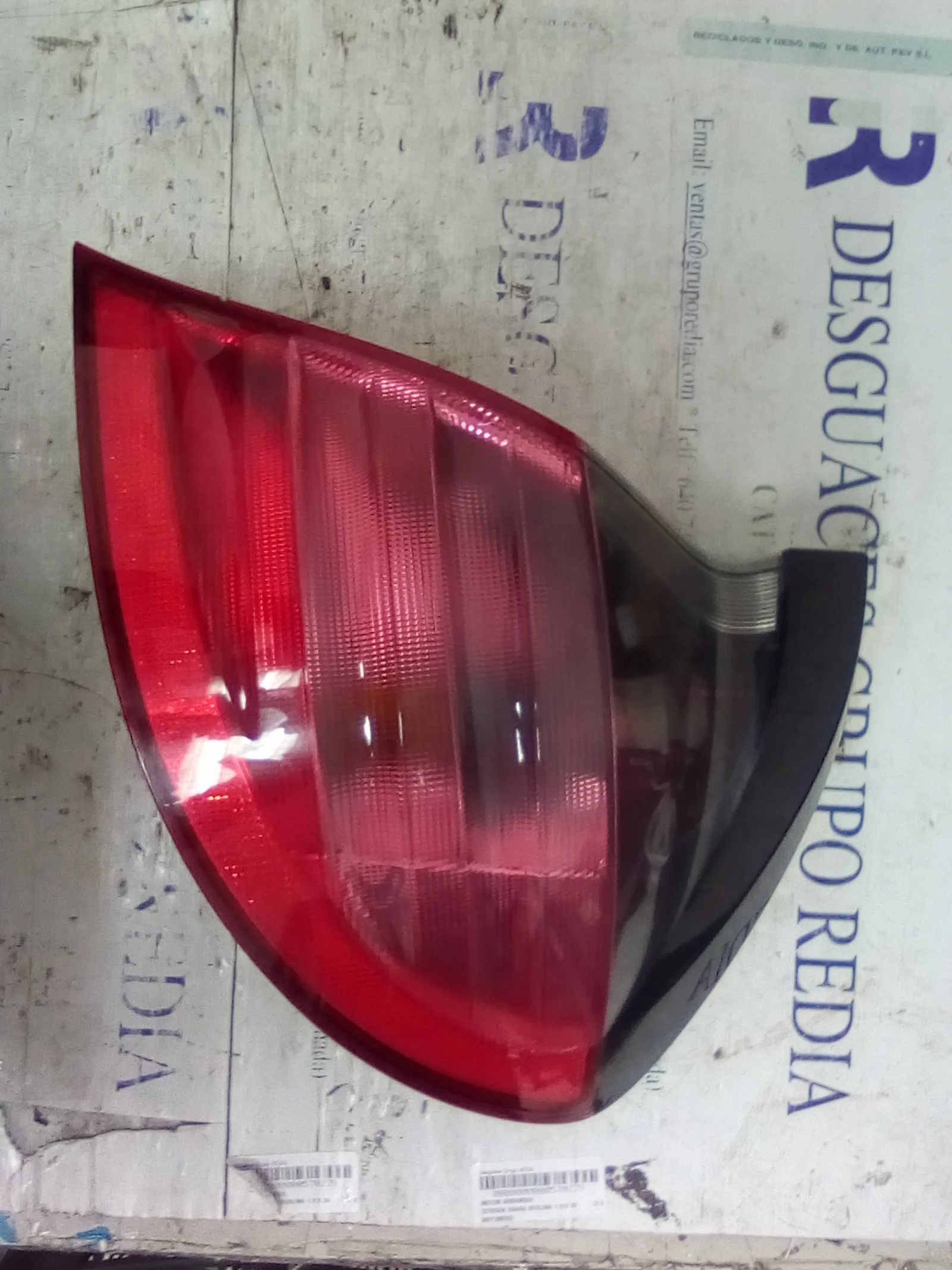 Foto de PILOTO TRASERO DERECHO MERCEDES-BENZ CLASE C (BM 203) BERLINA referencia 2038200664